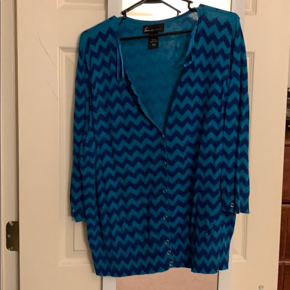 Chevron blue quarter length sleeve cardigan.